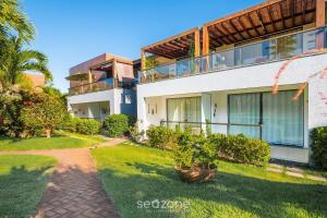 a house with a pathway leading to a yard at Condomínio no litoral em Imbassaí - SOV in Imbassai