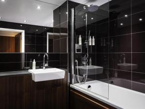 Ένα μπάνιο στο Aparthotel Adagio London Brentford