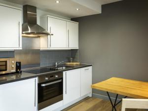 Η κουζίνα ή μικρή κουζίνα στο Aparthotel Adagio London Brentford