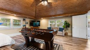 une salle avec un baby-foot au milieu d'une pièce dans l'établissement Dock Hot Tub Kayaks on Lake Norman Lakeside Gem by AvantStay, à Westport