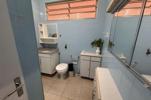 a bathroom with a toilet and a sink at Casa Refúgio Verde – Conforto em SJBVista in São João da Boa Vista +31 photos
