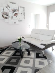 オッソンヌにあるStudio independent à 500m du MEETTのリビングルーム(白いソファ、コーヒーテーブル付)