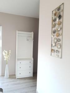 オッソンヌにあるStudio independent à 500m du MEETTの白いドレッサーと鏡付きの部屋