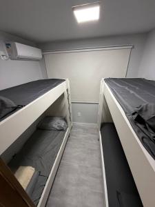 a small room with two bunk beds in it at BC Apartamento alto padrão de 2 quartos com Garagem in Balneário Camboriú +17 photos
