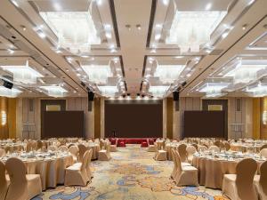広州市にあるSwissôtel Guangzhouの会議室(テーブル、椅子、スクリーン付)