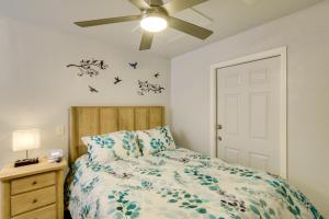 チコにあるQuiet Country Stay Modern Guest Suite Near Chicoのベッドと天井扇風機のある寝室