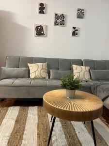 a living room with a couch and a coffee table at La villa de Leo y Lola in Frómista