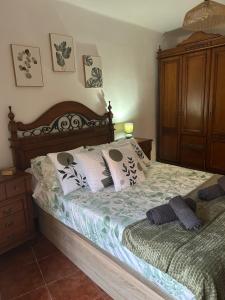 a bedroom with a bed with a wooden headboard at La villa de Leo y Lola in Frómista