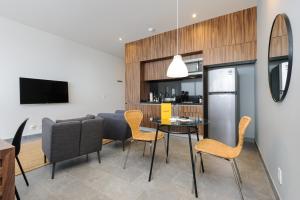 a kitchen and dining room with a table and chairs at Be Grand by Wynwood House in Mexico City