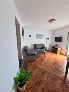 TV a/nebo společenská místnost v ubytování Finca Relax, Sea View, Oasis Vasiliko, La Asomada