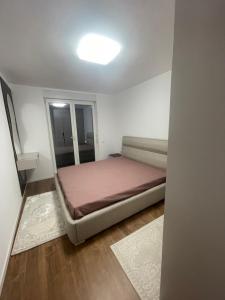 Una cama o camas en una habitación de Apartaman 110m2 Deçan 2 fotos más