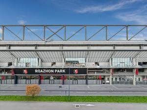 Blick auf ein Fußballstadion mit Parkplatz in der Unterkunft Le Roazhon Park - Balcon & Garage Privé - Duplex in Rennes