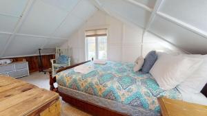 Postel nebo postele na pokoji v ubytování Pond View Cabin