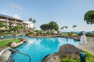 Πισίνα στο ή κοντά στο Modern oceanview condo at Lawai Beach Resort! New!