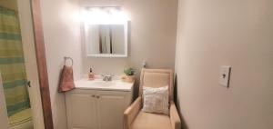 Un baño con lavabo, inodoro y espejo. en Gateway Condo A25, en Mendon 21 fotos más