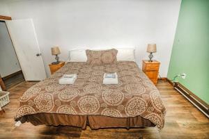 a bedroom with a large bed with two lamps at Gateway Condo A25 in Mendon