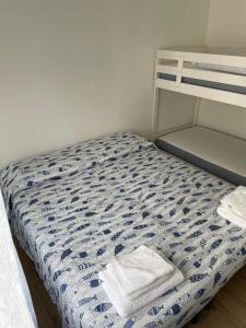 a small bedroom with a bunk bed with towels on it at Appartamento vista mare di Marco in Spotorno