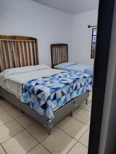 two beds sitting next to each other in a bedroom at Habitación en casa familiar in Antigua Guatemala