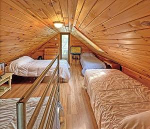 Chambre avec 3 Lits dans une cabane en rondins dans l'établissement Beach Daze Cottage, à York