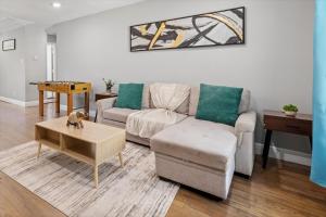 Posezení v ubytování Museums Cozy Med Center Apt Bbq Fire Pit Games