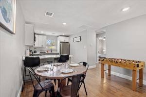 Kuchyň nebo kuchyňský kout v ubytování Museums Cozy Med Center Apt Bbq Fire Pit Games