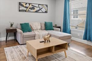 Posezení v ubytování Museums Cozy Med Center Apt Bbq Fire Pit Games