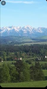 a view of a mountain range with snow covered mountains at Willa Gorce in Ostrowsko