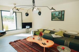 ein Wohnzimmer mit einer Couch und einem Couchtisch in der Unterkunft Pal Maya in Tozeur