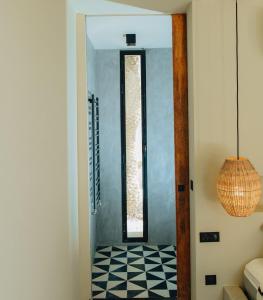 einen Flur mit Tür und kariertem Boden in der Unterkunft Pal Maya in Tozeur