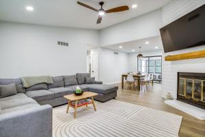 Χώρος καθιστικού στο Less Than 3 Mi to Bethany Beach! Wooded Retreat with Yard