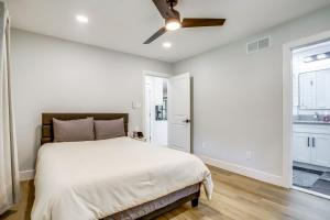 Ένα ή περισσότερα κρεβάτια σε δωμάτιο στο Less Than 3 Mi to Bethany Beach! Wooded Retreat with Yard