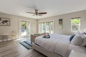 スコッツデールにあるMountain Serenity-Private Pool-Old Town Scottsdaleのベッドルーム1室(大型ベッド1台、シーリングファン付) +72枚の写真