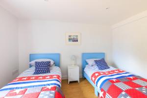 zwei nebeneinander stehende Betten in einem Schlafzimmer in der Unterkunft Lower Marsh Cottage in Brightlingsea