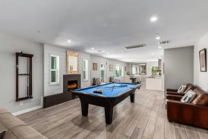 Biliár nebo kulečník v ubytování Pristine Sunset- In Old Town - Private Pool - BBQ