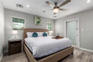 Un dormitorio con una cama con ventilador de techo. en Pristine Sunset- In Old Town - Private Pool - BBQ, en Scottsdale 71 fotos más