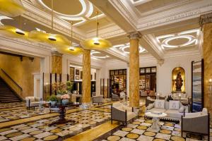 hol hotelu z kolumnami i kanapami w obiekcie The Excelsior, a Luxury Collection Hotel, Florence we Florencji