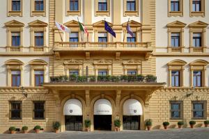 budynek z flagami na górze w obiekcie The Excelsior, a Luxury Collection Hotel, Florence we Florencji