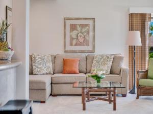 Una sala de estar con un sofá y una mesa de café. en Wailea Elua Village 910, en Wailea