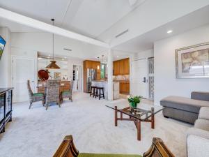 una sala de estar con un sofá y una mesa en Wailea Elua Village 910, en Wailea