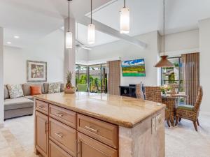 una cocina con una gran isla en la sala de estar en Wailea Elua Village 910, en Wailea 28 fotos más