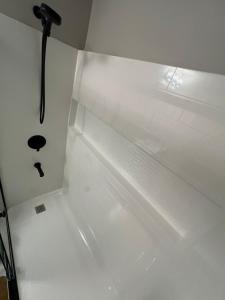 e bagno con doccia bianca. di Winnipeg Bright Home a Winnipeg