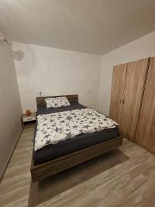 Ένα ή περισσότερα κρεβάτια σε δωμάτιο στο Wohnung Maric EG bis zu 2 Personen