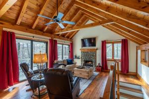 Χώρος καθιστικού στο White Oak Cabin