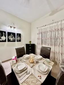 Et opholdsområde på Cozy 2-Bed Apartment with Kitchen & Dining