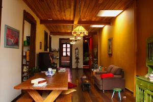 a living room with a table and a couch at La pequeña casa in Pijao