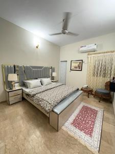 En eller flere senge i et værelse på Cozy 2-Bed Apartment with Kitchen & Dining