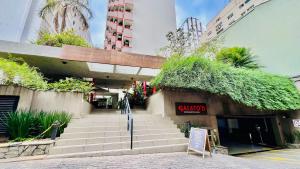 een gebouw met trappen en een bord waarop calidas staat bij Flat Luxo Jardins com Piscina, Vaga e serviços in Sao Paulo