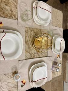 Drinks på Cozy 2-Bed Apartment with Kitchen & Dining