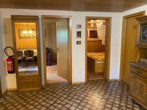 SustenにあるGemütliche Wohnung Im Chalet Oaseのドア2つ、ベッドルーム1室(ベッド1台付)