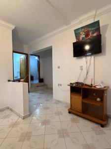 un salon avec une télévision au mur dans l'établissement Casa youssef 2, à Assilah
